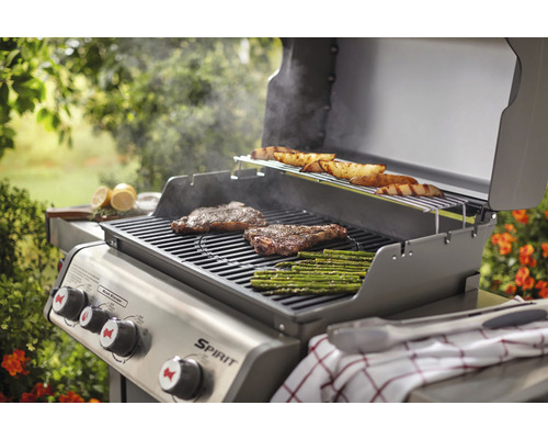 Grătar cu fripturi, sparanghel și cartofi pe grătar afară