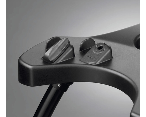 Prim-plan al unui banc de lucru negru cu elemente de fixare