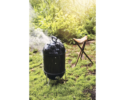 Fumătoare metalică cu scaun afară