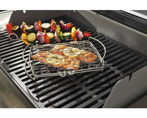 Grătar cu pește în coș pentru grătar și frigărui de legume