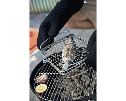 Pește în coș de grătar pe grătar cu cărbune cu ceapă și lămâie