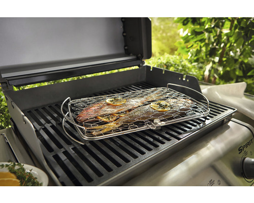 Pește în coș de grătar pe grătar cu gaz