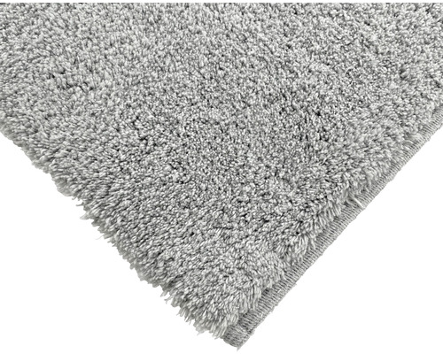 Prim-plan cu un covor gri cu fibre lungi