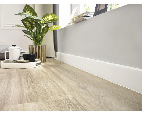 Scenă cu podea din lemn deschis și plinte albe