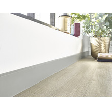 Plintă pe un perete deasupra unei podele din lemn