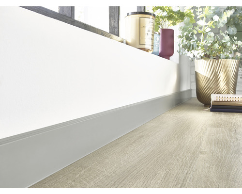 Plintă pe un perete deasupra unei podele din lemn