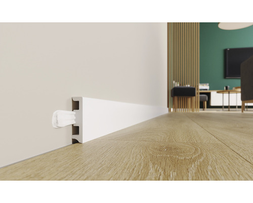 Plintă din plastic cu clipsuri de fixare pe un perete