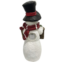 Vedere din spate a unei figurine de om de zăpadă cu pălărie și fular