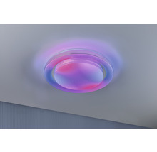 Lumină de tavan cu efecte luminoase pe un tavan de cameră