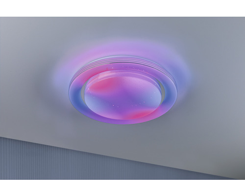 Lumină de tavan cu efecte luminoase pe un tavan de cameră