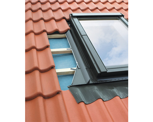Fereastră de mansardă pe un acoperiș cu țigle