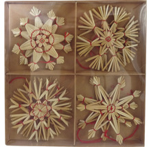 Patru stele de paie ca decorațiuni de Crăciun într-o cutie