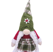 Gnom decorativ cu pălărie și fustă în carouri ca decor de Crăciun