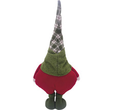 Gnom decorativ de Crăciun cu pălărie în carouri, jachetă verde și pantaloni roșii, văzut din spate.