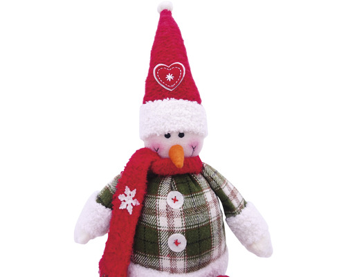 Om de zăpadă decorativ cu cămașă în carouri, eșarfă și căciulă roșie.