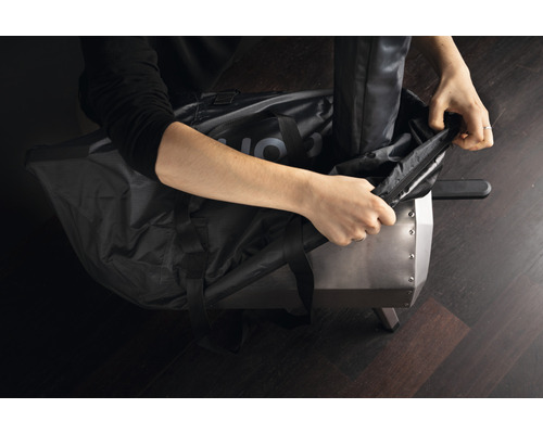 O persoană deschide geanta de transport pentru cuptor