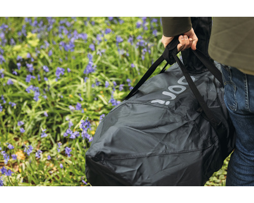 Persoană care transportă un duș de grădină portabil ambalat în aer liber