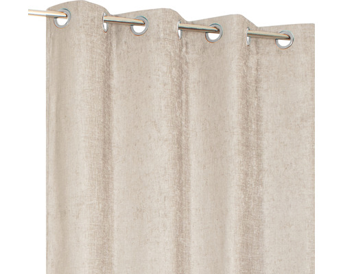 Perdea cu inele agățată de o bară de perdea