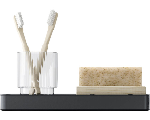 Set de baie cu pahar pentru periuțe de dinți, două periuțe de dinți și săpun pe raft