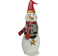 Figurină om de zăpadă cu căciulă roșie și fular în carouri