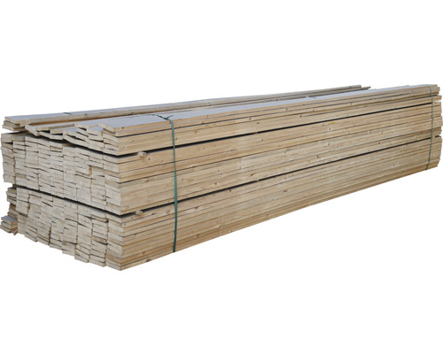 Stivă de scânduri brute din lemn pentru proiecte de construcție