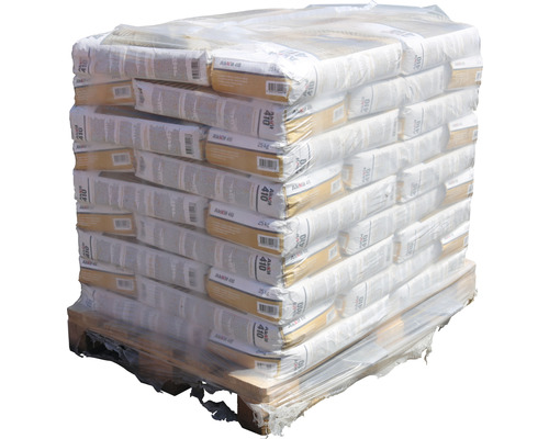 Paletă cu saci de ciment, fiecare cântărind 25 de kilograme și învelit în folie