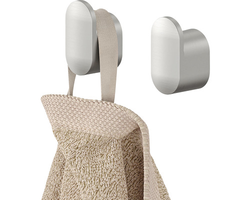 Două cârlige metalice pentru prosoape cu un prosop.