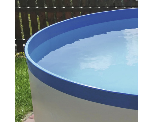 Piscină supraterană umplută cu apă în aer liber