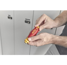 Un bărbat ține în mână un mâner de șurubelniță marca Wiha