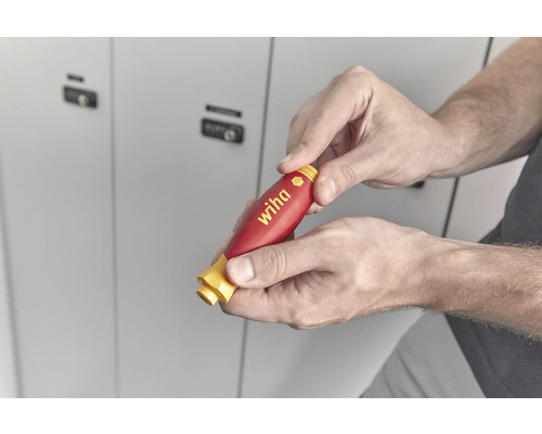 Un bărbat ține în mână un mâner de șurubelniță marca Wiha