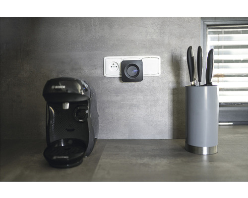 Cafetieră, priză inteligentă și suport de cuțite pe un blat de bucătărie