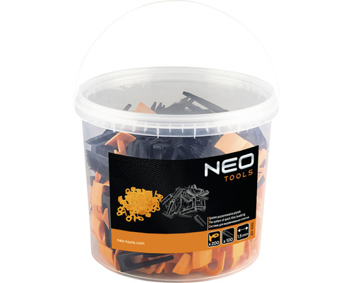 Găleată cu sistem de nivelare pentru plăci, format din pene și cleme