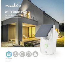 Ștecher inteligent Nedis WLAN pentru exterior în fața fațadei casei