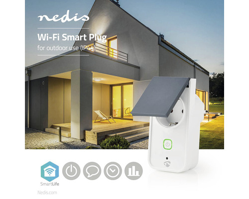 Ștecher inteligent Nedis WLAN pentru exterior în fața fațadei casei