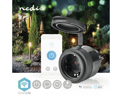 Priză inteligentă de exterior cu smartphone și sigla Smart Life în grădină