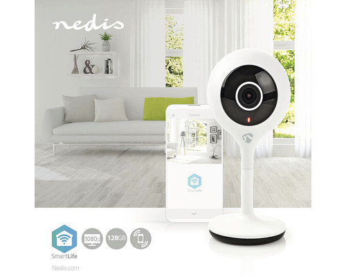 Cameră de supraveghere Nedis cu smartphone și sufragerie în fundal