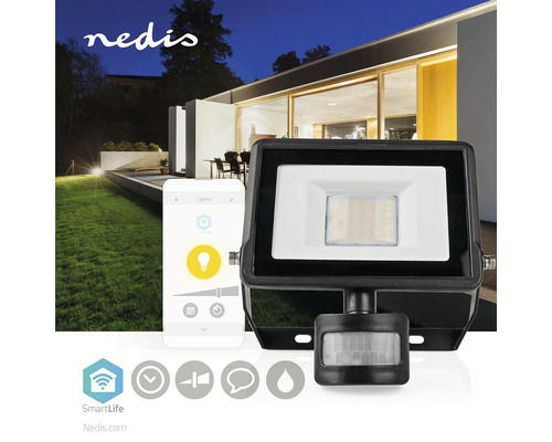 Reflector LED de exterior cu senzor de mișcare și control prin smartphone în fața unei case moderne