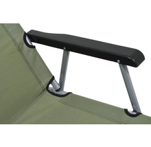 Prim-plan cu un scaun de camping cu braț, tapițerie din material textil și cadru metalic.