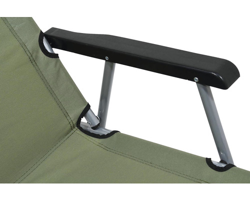 Prim-plan cu un scaun de camping cu braț, tapițerie din material textil și cadru metalic.