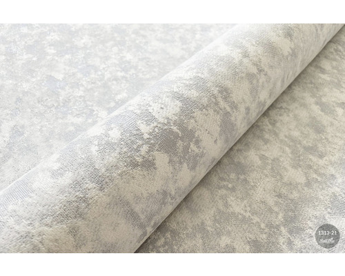 Covor rulat cu model abstract