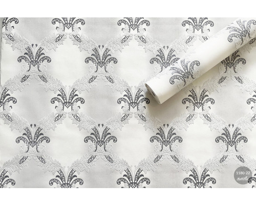 Tapet cu model ornamental și rolă de tapet rulată