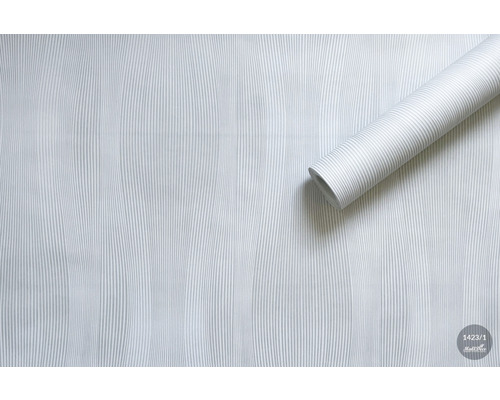 Tapetă cu model cu dungi și o rolă de tapet