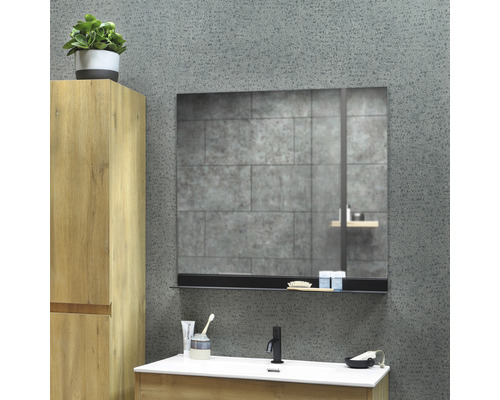 Baie cu lavoar, oglindă și dulap înalt cu aspect de lemn în fața unui perete gri