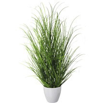 Iarbă artificială în ghiveci alb ca decorațiune de cameră