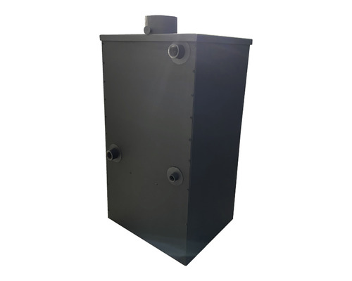 Rezervor de apă uzată din plastic cu multiple racorduri.