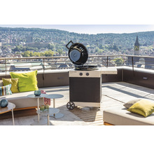 Bucătărie exterioară cu grătar pe o terasă pe acoperiș cu vedere la oraș.