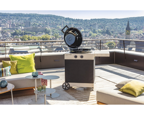 Bucătărie exterioară cu grătar pe o terasă pe acoperiș cu vedere la oraș.