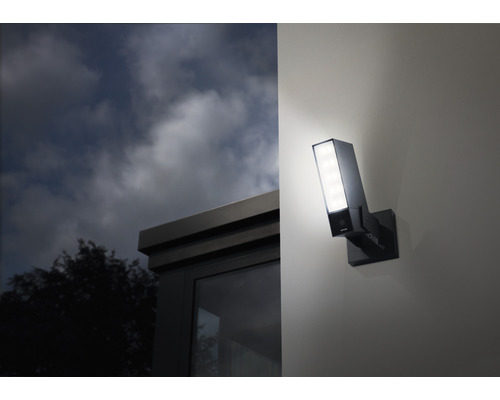 Lumină de perete externă cu iluminare cu LED pe un perete al casei