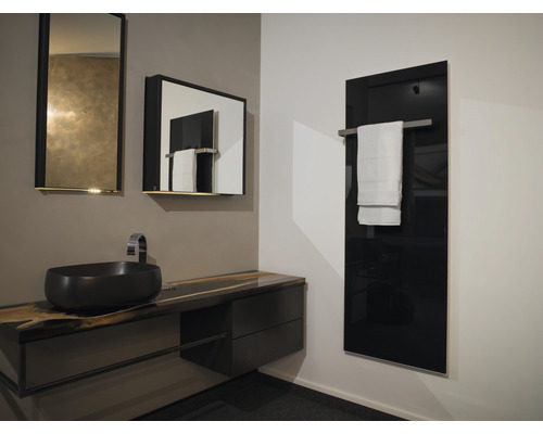 Baie cu lavoar, oglinzi și radiator pentru prosoape