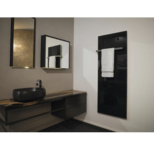 Baie cu lavoar, oglindă și uscător de prosoape